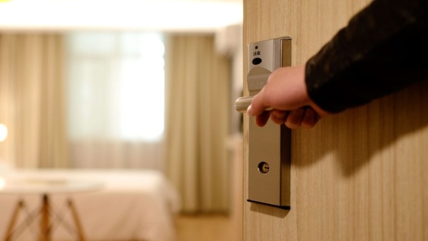 Dorr som oppnas till ett hotellrum