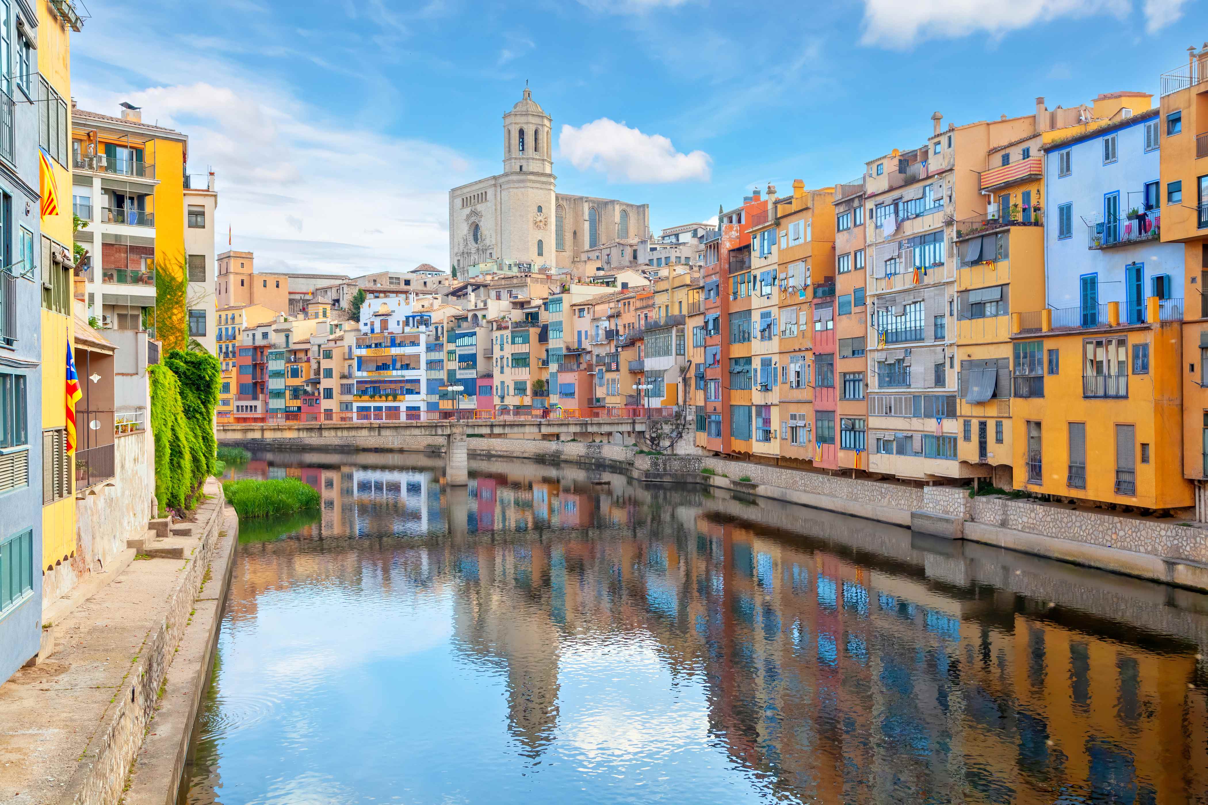 Girona med flod